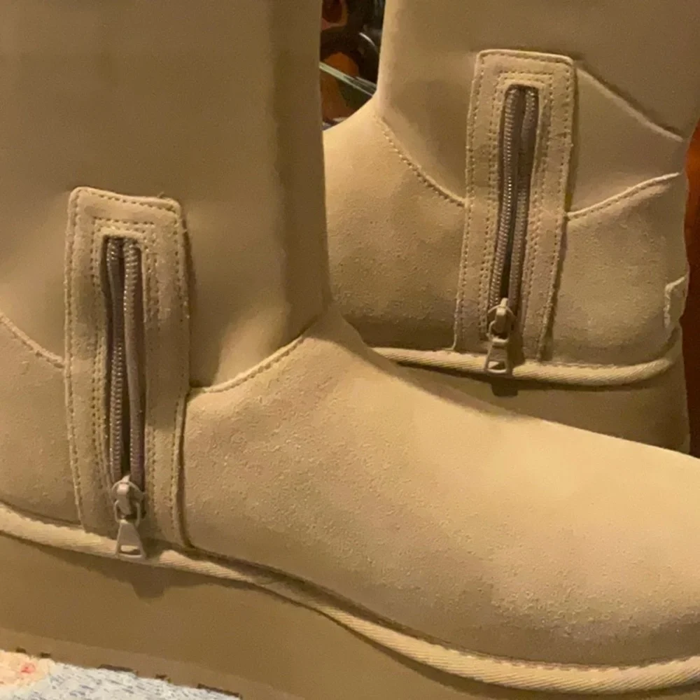 UGG Platform Boots in Sand Size 10, NWT - Picture 12 of 16